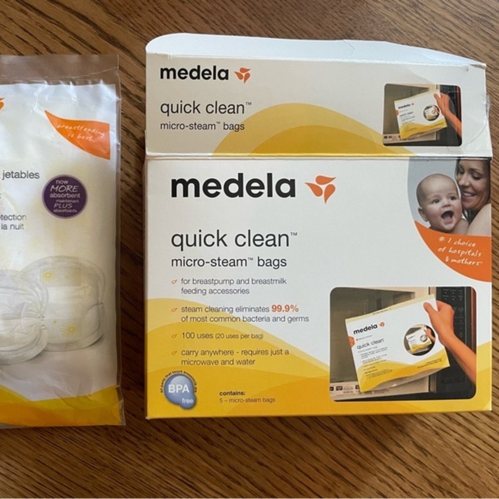 4 Medela Quick Clean Bags and breast pads